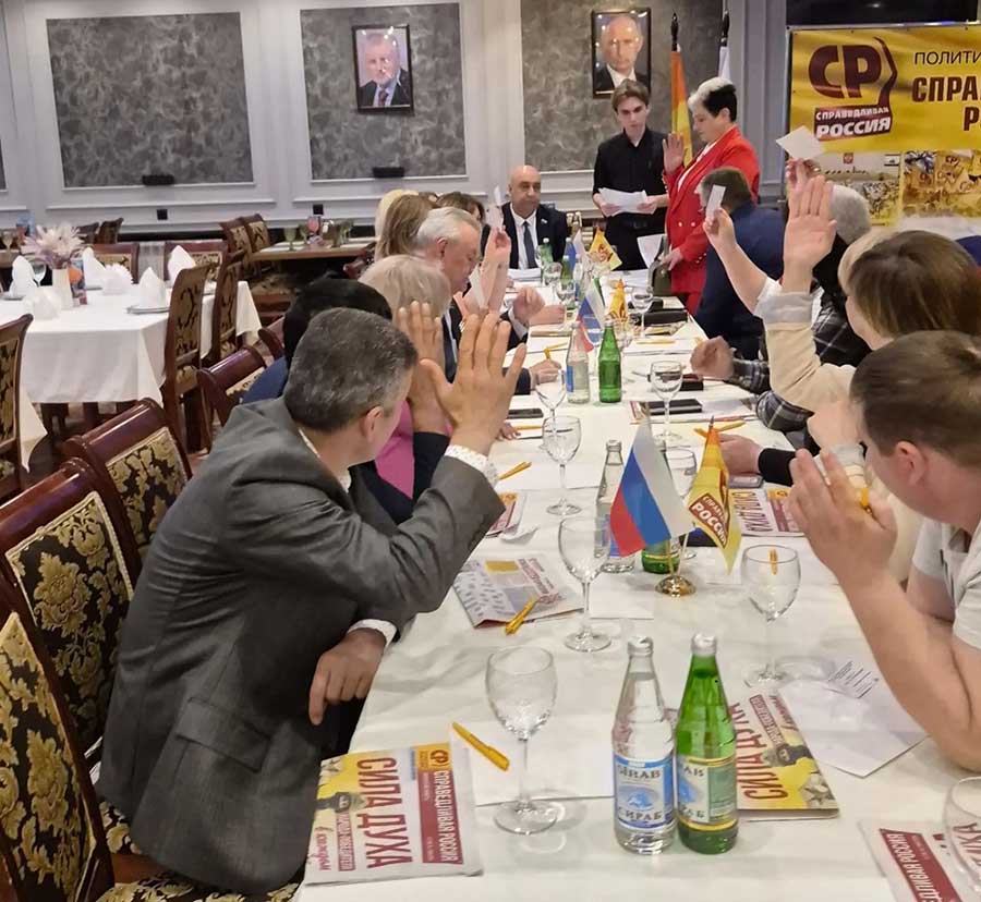 Ханоглана Алиева единогласно избрали делегатом «Справедливой России» в Московской области и наградили юбилейной медалью image 1