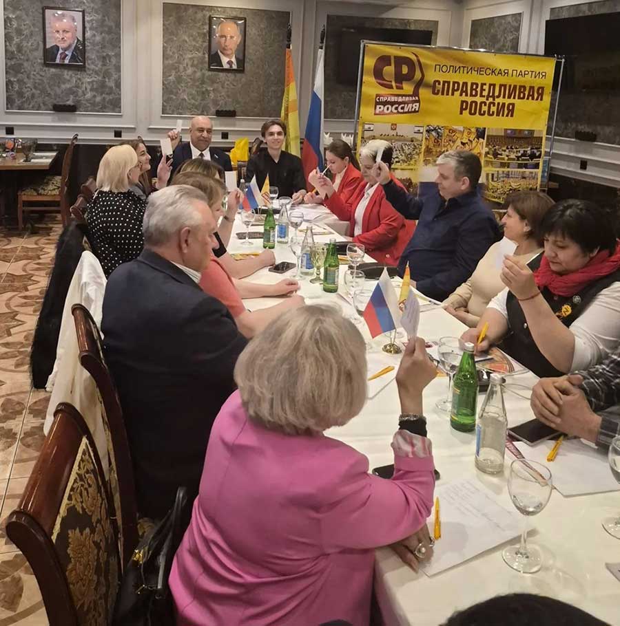 Ханоглана Алиева единогласно избрали делегатом «Справедливой России» в Московской области и наградили юбилейной медалью image 2