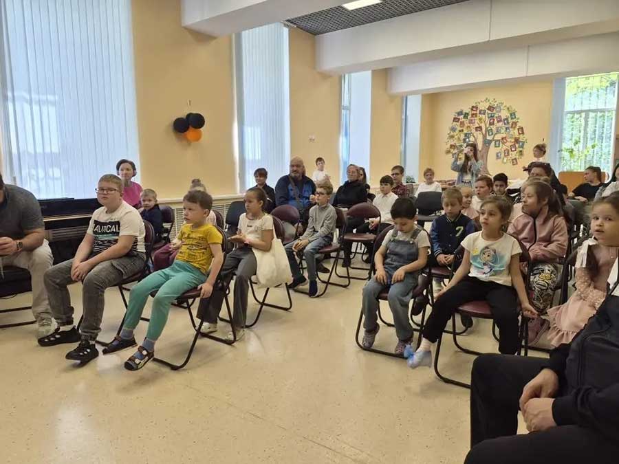 Ханоглан Алиев посетил Комплексный центр социального обслуживания в Химках и поздравил его воспитанников с Днём защиты детей image 3